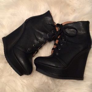 Black pointy lace up platform wedge bootie